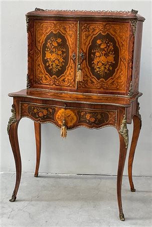 Tavolo scrittoio riccamente intarsiato in legni vari a volute, fiori e volatili