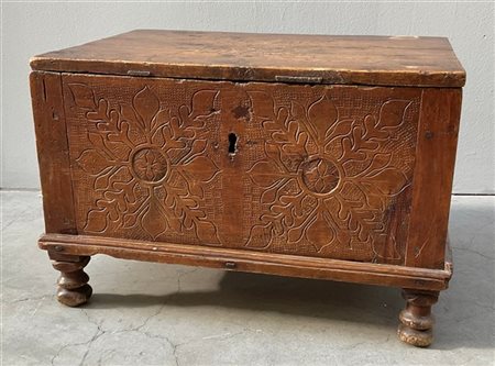 Piccola cassapanca con fronte, fianchi e coperchio incisi a motivi stilizzati,
