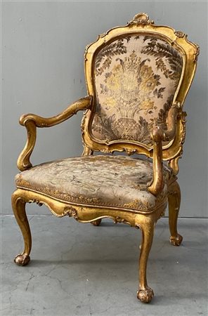Poltrona in legno intagliato e dorato, cartella, gambe e braccioli sagomati. Se