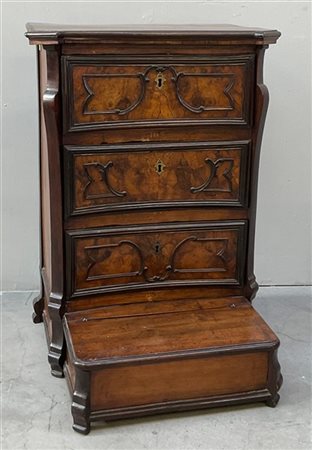 Inginocchiatoio in noce e radica con fronte a tre cassetti, pianetto apribile e