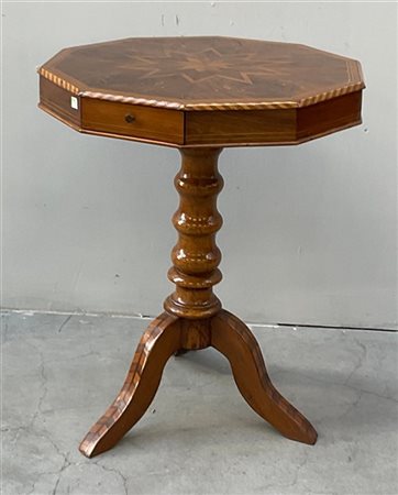 Tavolo decagonale lastronato in noce, intarsiato e filettato, piano intarsiato