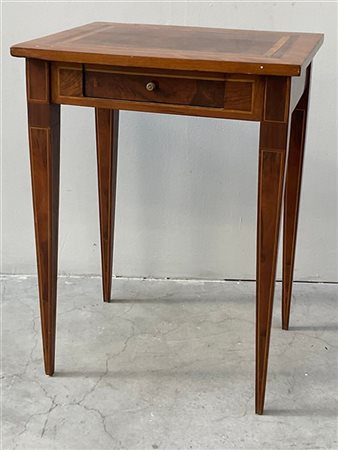 Tavolino a gamba alta con piano, fasce e gambe filettate in legni vari, cassett