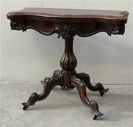 Tavolo da gioco lastronato di forma mossa con piano celante panno verde, fascia