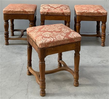 Lotto composto d due coppie di antichi sgabellicon gmbe tornite riunite da trav