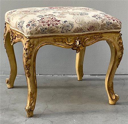 Sgabello in legno intagliato, laccati e dorato a fiori e volute. Secolo XIX (di