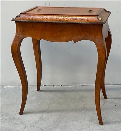 Tavolo fioriera lastronata e intarsiato a mazzi fiorit. Profili e fregi in meta