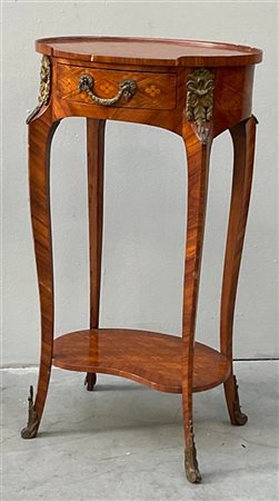 Tavolino da centro di forma ovale interamente lastronato e intarsiatoa motivi g