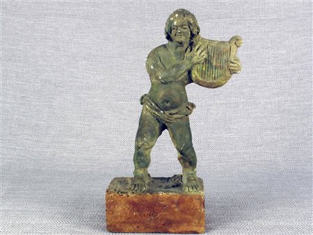 Suonatore di lira Tecnica mista. Terracotta e legno Altezza 31 cm