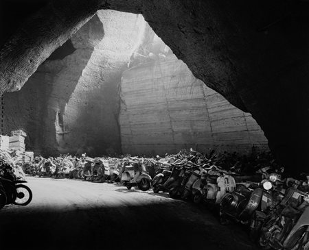 Mariniello, Raffaella (1961)  - Napoli, deposito della polizia per i motorini rubati, 2001