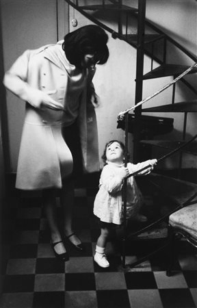 Sellerio, Enzo (1924-2012)  - Palermo, mia figlia Olivia sorpresa dalla madre mentre tenta di salire abusivamente nel mio studio, 1967