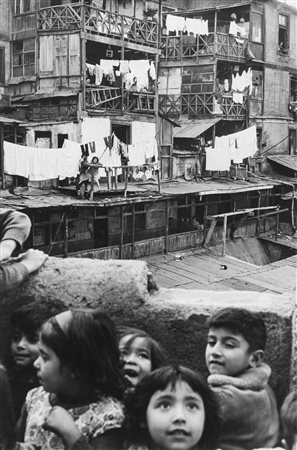 Larrain, Sergio (1931-2012)  - Bambini joven in Valparaiso, Chile, 1960s/1970s