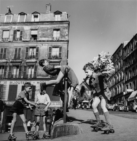 Doisneau, Robert (1912-1994)  - Les gosses à roulettes, 1950s