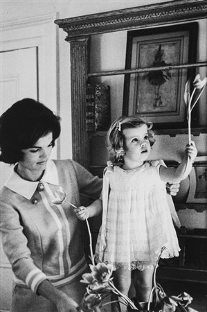 Arnold, Eve (1913-2012)  - Jackie Kennedy con la figlia Caroline, 1959