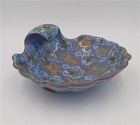 Molaroni Alzatina a forma di conchiglia in ceramica smaltata. Pesaro, 1920ca. Fi