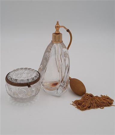 Lotto composto da una bottiglietta portaprofumo in vetro trasparente incolore e