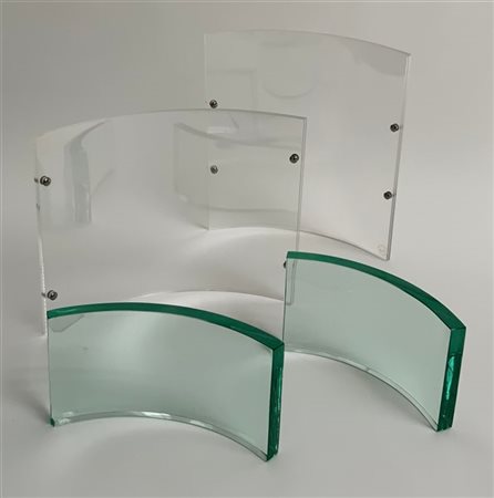 Lotto composto da due portafoto in plexiglass trasparente incolore uniti a un p