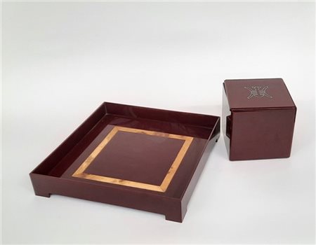 Lotto composto da un vassoio quadrato e marcato in plastica bordeaux con insert
