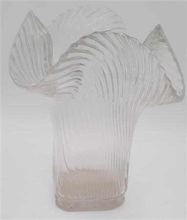 Riedel Vaso a fazzoletto in vetro cristallo. Austria, seconda metà secolo XX. Fi