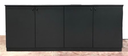 Coppia di credenze a quattro ante in legno laccato nero con interni a ripiani e