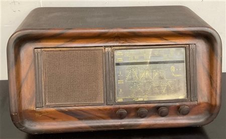 Magnadyne Radio a valvole. Prima metà secolo XX. Scocca in legno. (cm 60x30x33)