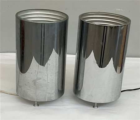 Coppia di lampade da tavolo cilindriche in metallo cromato. Italia, anni '70. (
