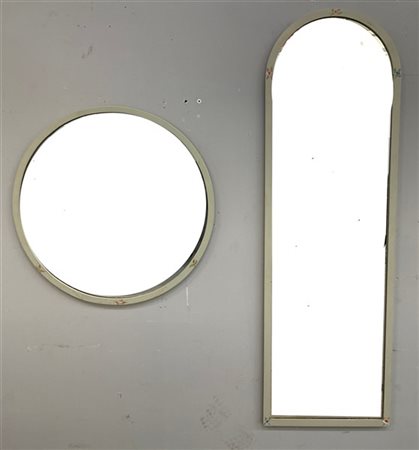 Lotto di due specchi con cornici in legno verniciato e decori a piccoli fiori.