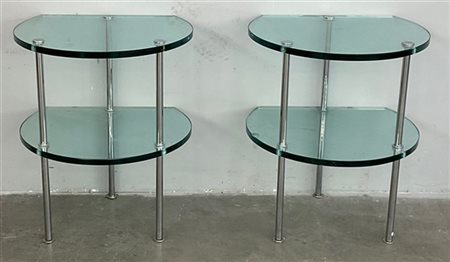 Coppia di tavolini a due ripiani in cristallo di forte spessore, struttura in m
