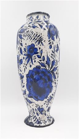 Mengaroni Vaso in ceramica bianca con decori floreali blu. Pesaro, anni '10/'20.