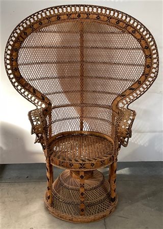 Poltrona "Pavone" in midollo e scortecciato di giunco. Produzione orientale. Se