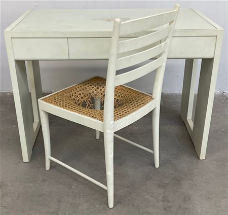 Scrivania per bambini in legno verniciato con piccoli decori, completa di sedia