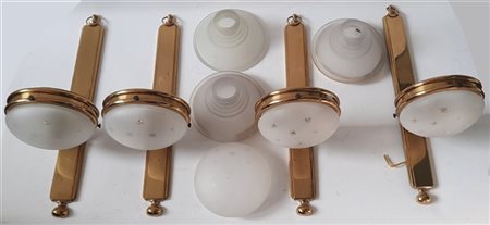Gruppo di quattro lampade da parete con struttura in ottone e paralumi in vetro