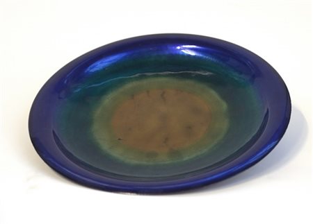 Piatto in rame sbalzato in blu, verde giallo e oro. Manifattura Laurana, Italia