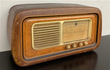 Phonola Radio a valvole. Prima metà secolo XX. Scocca in legno. (cm 70x35x25) (d