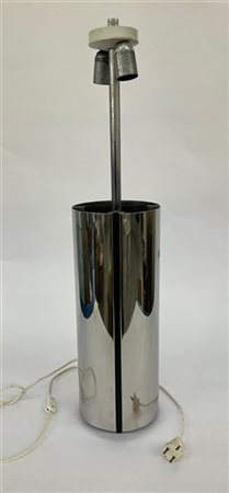 Lampada da tavolo con fusto in lastre di alluminio curvato e plastica nera. Ita