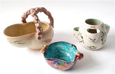 Lotto composto da una ceramica smaltata in bianco con decori di fiori, una ciot