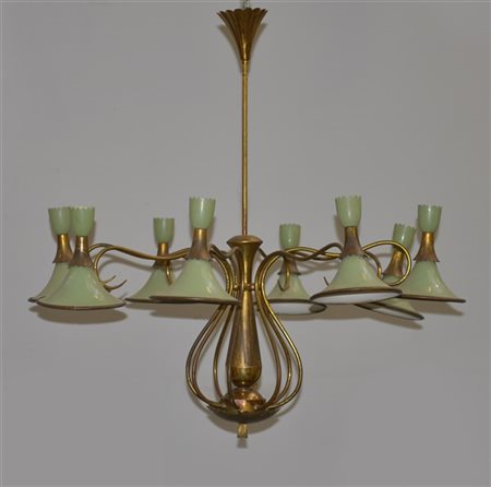 Lampada a sospensione a otto luci con struttura in ottone, paralumi in metallo