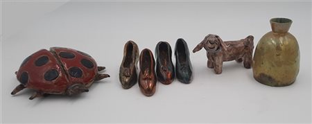 Lotto composto da un piccolo vaso in ceramica smaltata firmato sotto la base “M