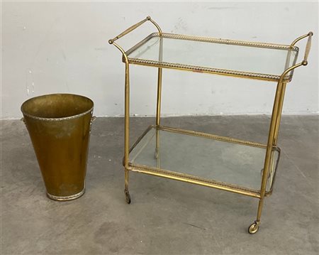 Lotto composto da un carrello portavivande in ottone con due ripiani in vetro e
