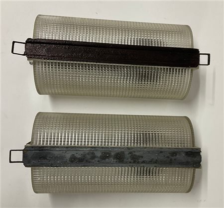 Coppia di lampade da parete con struttura in metallo verniciato nero, diffusore