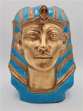 Scultura in ceramica raffigurante testa di faraone smaltata in celeste e oro. Secolo XX. (h cm 30) (lievi difetti)
