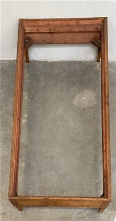 Letto singolo in legno massello e impiallacciato in radica. Italia, anni '30. (