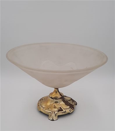 Lotto composto da un'alzata in metallo dorato con coppa in vetro trasparente in