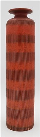 Bottiglia in ceramica graffita nei toni del rosso e arancio. Italia, anni '50.