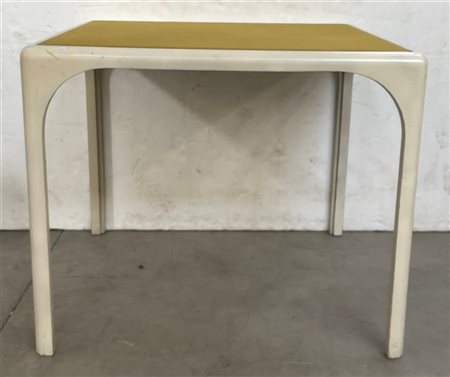 Tavolo in legno verniciato bianco con piano rivestito in tessuto color senape.