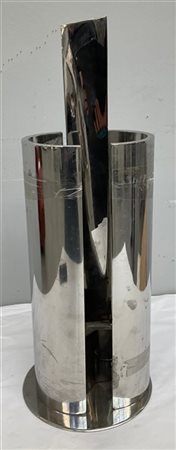 Scultura composta da tre elementi in acciaio e metallo cromato. (h cm 51,5)