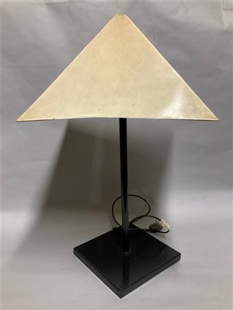 Lampada da tavolo con fusto e base in metallo verniciato nero, paralume in cart