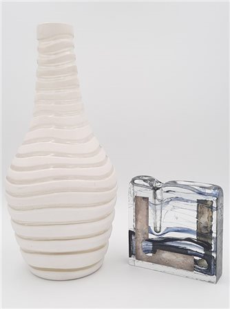 Lotto composto da un vaso soliflore in vetro massello trasparente incolore e ne