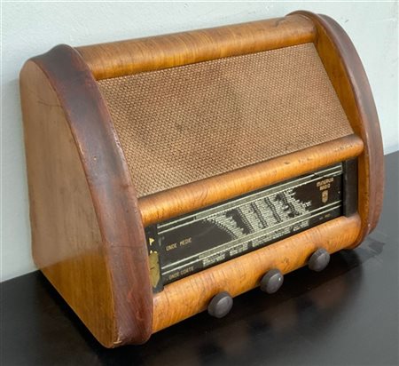Minerva Radio a valvole modello "485/ T". Prima metà secolo XX. Scocca in legno.
