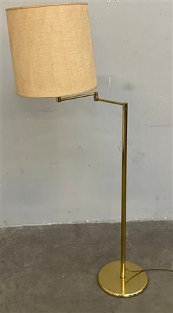 Lampada da terra con fusto orientabile in ottone, paralume in tessuto. Italia,