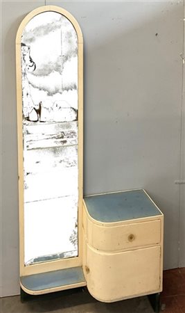 Toilette in legno verniciato bianco con specchio e mobiletto laterale a stipo e